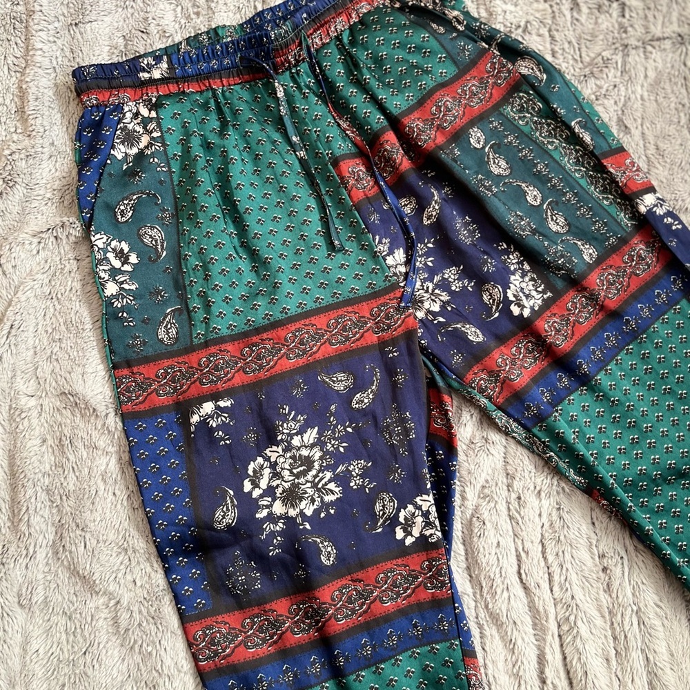 PrettyLittleThing Paisley Print Silky Joggers - Picture 3 of 5